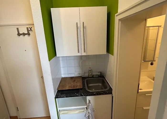 Zentral Am Bahnhof Mit Kueche, Badezimmer, Gratis Parkplatz & Wlan *