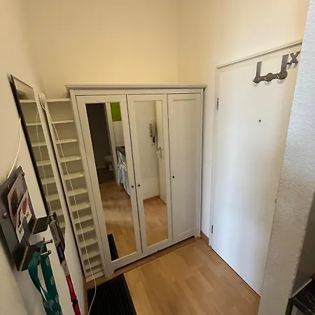 Zentral Am Bahnhof Mit Kueche, Badezimmer, Gratis Parkplatz & Wlan