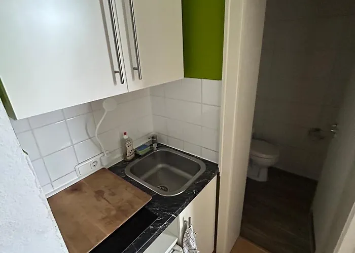 Zentral Am Bahnhof Mit Kueche, Badezimmer, Gratis Parkplatz & Wlan